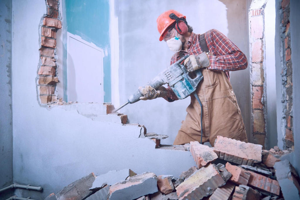 Demolición de edificios interiores en Riells i Viabrea con EcoServeis 